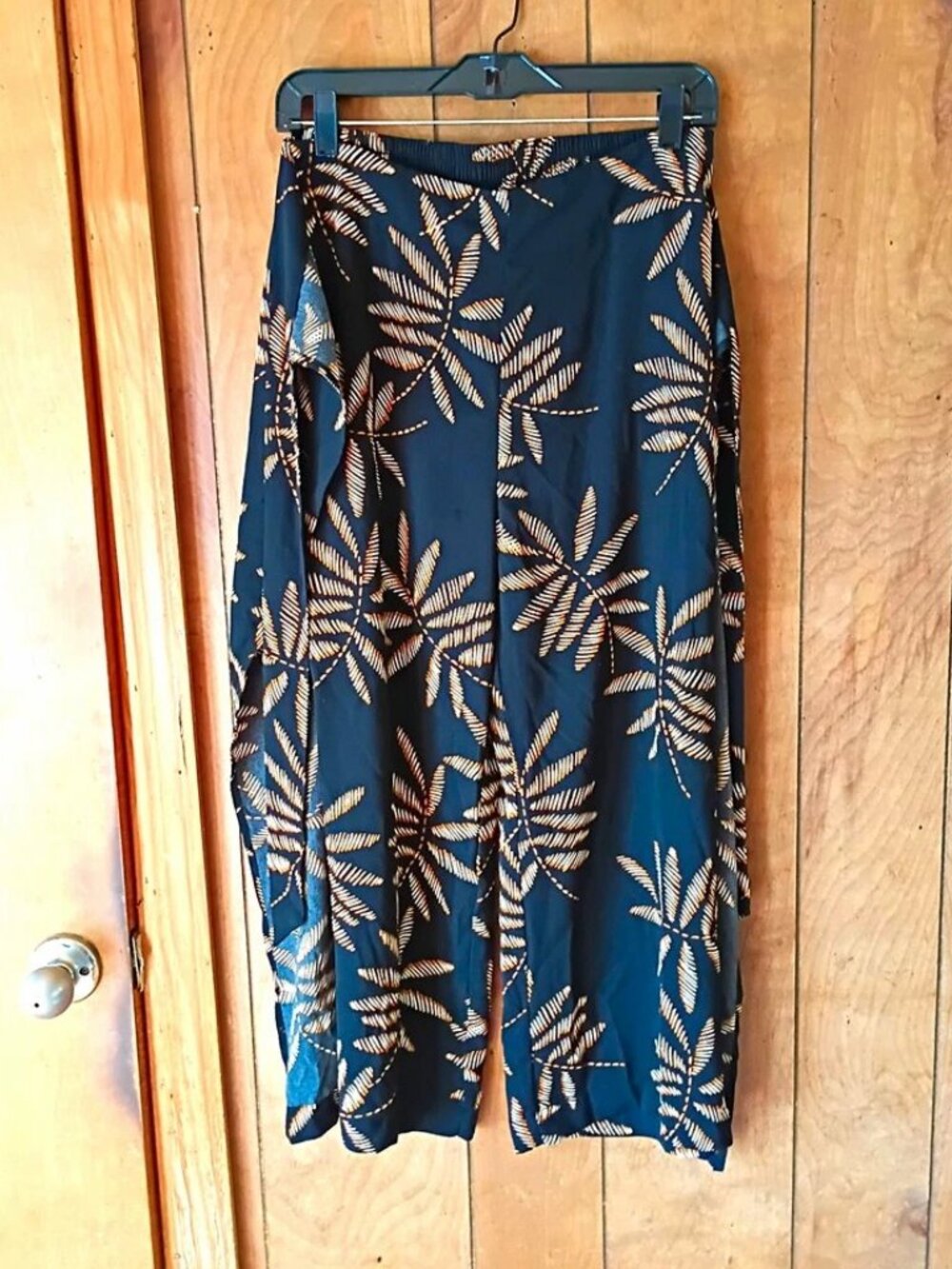 A New Day Women’s Wide Leg Ankle Pants Size M Black Brown Leaf Print Tie Waist